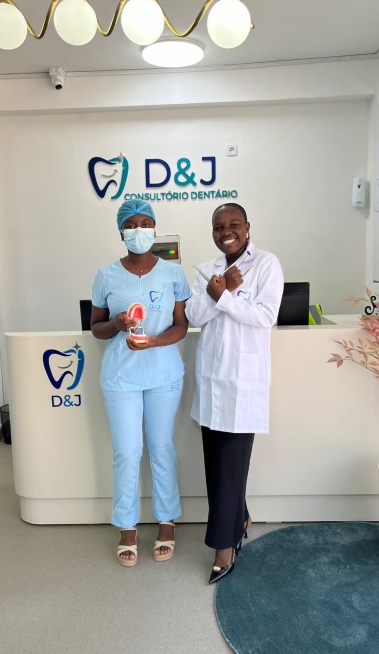 Equipa da D&J Clínica Dentária na receção da clínica
